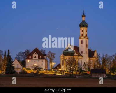 Église de pèlerinage, église, clocher, presbytère, champ, terres arables, maisons, aube, printemps Banque D'Images