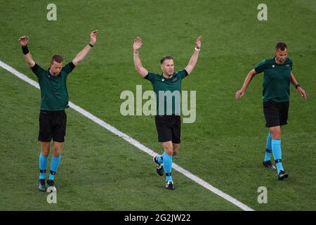 Rome, Italie, 11 juin 2021. L'arbitre Danny Makkelie, des pays-Bas, se réchauffe avec ses Assistants Hessel Steegstra et Jan de Vries avant de se lancer dans le match des Championnats d'Europe de l'UEFA 2020 au Stadio Olimpico, à Rome. Crédit photo à lire: Jonathan Moscrop / Sportimage crédit: Sportimage/Alay Live News crédit: Sportimage/Alay Live News Banque D'Images