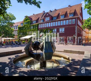 Maison à colombages à Ballhof avec fontaine, Hanovre, Basse-Saxe, Allemagne, Europe Banque D'Images