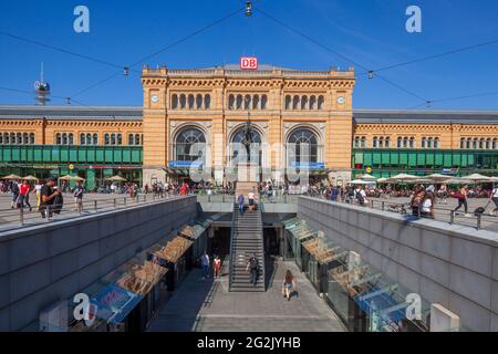 Gare centrale, rue commerçante Niki-de-Saint-Phalle-Promenade ou Passerelle, Bahnhofstrasse, Hanovre, Basse-Saxe, Allemagne, Europe Banque D'Images