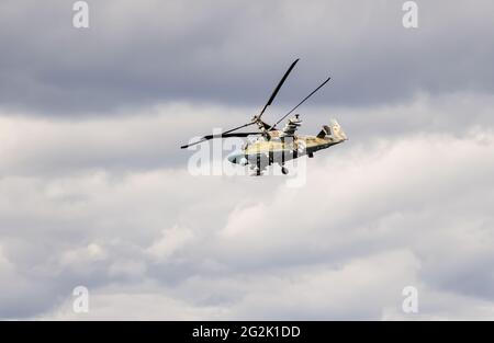 Samara, Russie - 10 septembre 2017 : hélicoptère militaire d'attaque russe Hokum B (Kamov Ka-52) volant contre un ciel nuageux Banque D'Images