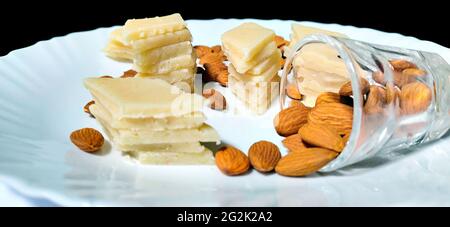 Badam Katli est un doux indien en forme de diamant avec des amandes faites à l'aide d'amandes, de sucre et de mava, servi dans une assiette isolée sur fond blanc. Sélectif Banque D'Images