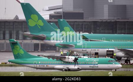 Photo du dossier datée du 27/05/15, des avions Aer Lingus à l'aéroport de Dublin. AER Lingus a annoncé l'annulation d'un certain nombre de vols régionaux après que l'opérateur Stobart Air ait conclu son contrat avec la compagnie aérienne irlandaise. Date de publication : samedi 12 juin 2021. Banque D'Images