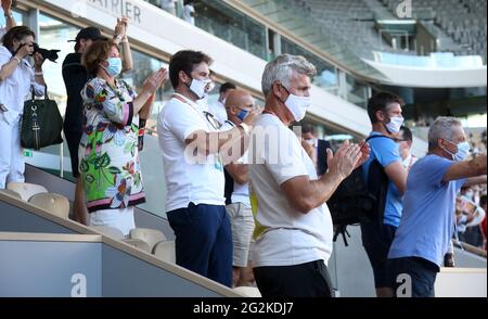 Apostolos Tsitsipas, père et entraîneur de Stefanos Tsitsipas de Grèce, sa mère Julia Salnikova (à gauche) célèbre la victoire sémifinale de Stefanos contre Alexandre Zverev d'Allemagne pendant le jour 13 de Roland-Garros 2021, Open de France 2021, un tournoi de tennis Grand Chelem le 11 juin 2021 au stade Roland-Garros de Paris, France - photo Jean Catuffe / DPPI Banque D'Images