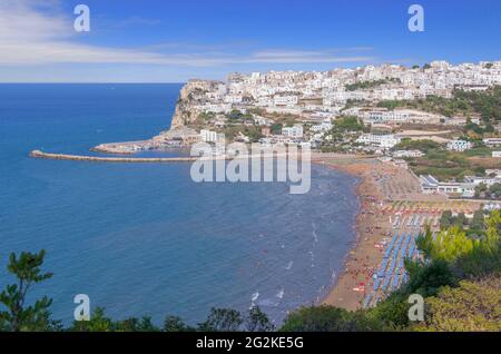 Vue panoramique sur la baie de Peschici : le port de plaisance et la plage de sable, Italie (Puglia). Banque D'Images