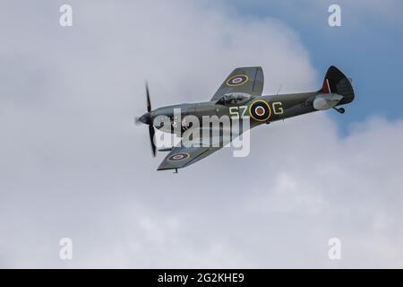 BBMF Supermarine Spitfire TE311 exécutant un flicast au Shuttleworth Flying Festival of Britain Airshow le 6 juin 2021 Banque D'Images