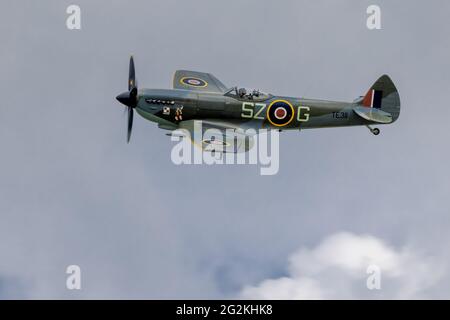 BBMF Supermarine Spitfire TE311 exécutant un flicast au Shuttleworth Flying Festival of Britain Airshow le 6 juin 2021 Banque D'Images