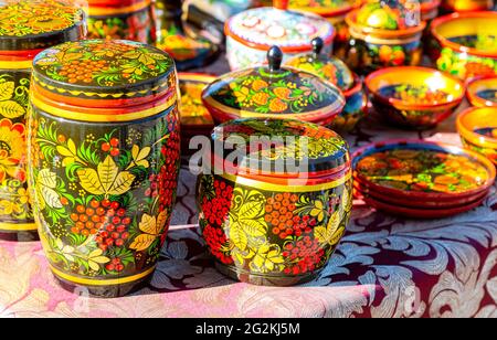 Vaisselle en bois peint faite à la main à motifs traditionnels. Souvenirs russes Banque D'Images