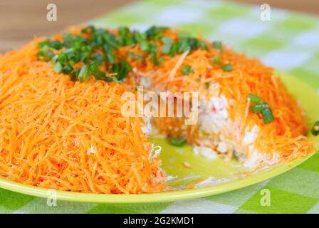 salade de bâtonnets de crabe, carottes, fromage fumé et sauce. Repas sur la table de fête Banque D'Images