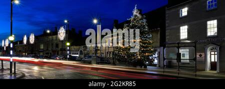 Lumières de Noël et arbre, ville de Market Deeping, Lincolnshire, Angleterre, Royaume-Uni Banque D'Images