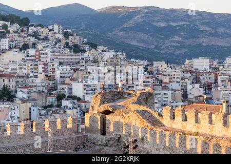 Kavala, Grèce - 12 août 2019: Une vue de la ville touristique de Kavala en Grèce. Banque D'Images