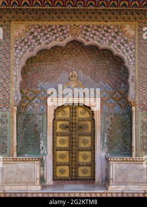 Travail d'art sur la porte d'or dans le Palais de ville de Jaipur en Inde Rajasthan. Banque D'Images