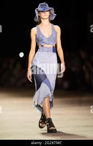 Lily Blucher marche sur la piste pendant le spectacle KITX pendant les collections Afterpay Australian Fashion week Resort 2022 à Carriageworks le 2 juin 202 Banque D'Images