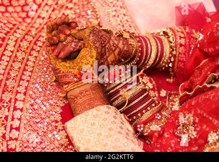 Mariée et marié main dans le mariage. Banque D'Images