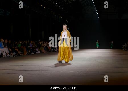 Jess Picton Warlow marche sur la piste pendant le spectacle KITX pendant les collections Afterpay Australian Fashion week Resort 2022 à Carriageworks le juin Banque D'Images