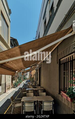Terrasse avec chaises à auvent et tables du bar sur le carrer de la Mar dans la ville de Moncofar dans la province de Castellon, Espagne, Europe Banque D'Images