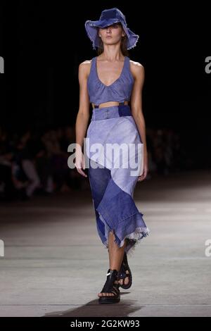 Lily Blucher marche sur la piste pendant le spectacle KITX pendant les collections Afterpay Australian Fashion week Resort 2022 à Carriageworks le 2 juin 202 Banque D'Images