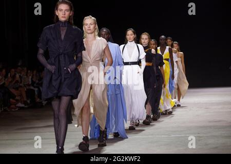 Les modèles marchent sur la piste pendant le spectacle KITX pendant les collections Afterpay Australian Fashion week Resort 2022 à Carriageworks le 2 juin 2021 à Sy Banque D'Images