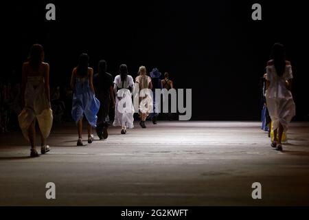 Les modèles marchent sur la piste pendant le spectacle KITX pendant les collections Afterpay Australian Fashion week Resort 2022 à Carriageworks le 2 juin 2021 à Sy Banque D'Images