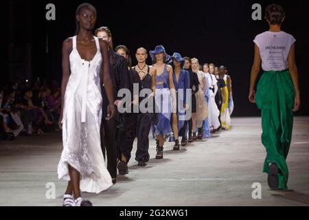 Les modèles marchent sur la piste pendant le spectacle KITX pendant les collections Afterpay Australian Fashion week Resort 2022 à Carriageworks le 2 juin 2021 à Sy Banque D'Images