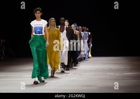 Les modèles marchent sur la piste pendant le spectacle KITX pendant les collections Afterpay Australian Fashion week Resort 2022 à Carriageworks le 2 juin 2021 à Sy Banque D'Images