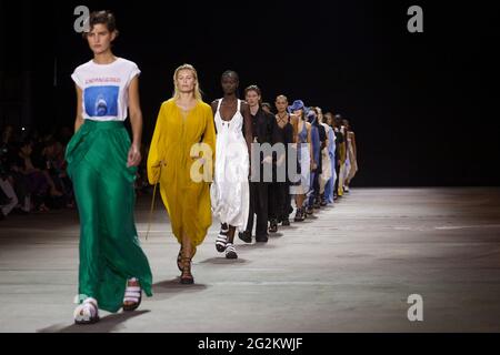 Les modèles marchent sur la piste pendant le spectacle KITX pendant les collections Afterpay Australian Fashion week Resort 2022 à Carriageworks le 2 juin 2021 à Sy Banque D'Images