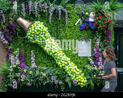 WIMBLEDON LONDRES 12 juin 2021. Les boutiques et restaurants de Wimbledon High Street sont décorés de thèmes de tennis avant le championnat de Wimbledon qui commence le 28 juin. Les dernières années, le tournoi Grand Chelem a été annulé en raison de la pandémie du coronavirus . Credit amer ghazzal/Alamy Live News Banque D'Images