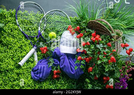 WIMBLEDON LONDRES 12 juin 2021. Les boutiques et restaurants de Wimbledon High Street sont décorés de thèmes de tennis avant le championnat de Wimbledon qui commence le 28 juin. Les dernières années, le tournoi Grand Chelem a été annulé en raison de la pandémie du coronavirus . Credit amer ghazzal/Alamy Live News Banque D'Images