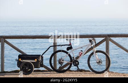 bikepacking, porte-bagages avec vélo, fond de mer Banque D'Images