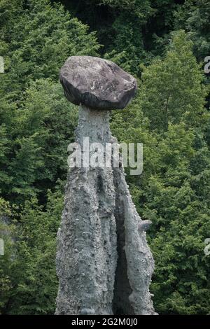 Pyramides de la zone formations rocheuses, également connues sous le nom de cheminées de fées, pyramides de la terre, Hoodoos Monument Rocks (Pyramides de craie) de la zone au lac Lombard (ISEO) Banque D'Images