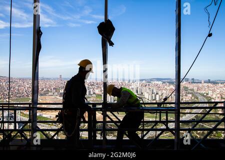 Les travailleurs de la construction à Istanbul travaillent en sécurité dans un bâtiment à plusieurs étages.Istanbul, Turquie - 04-02-2013 Banque D'Images