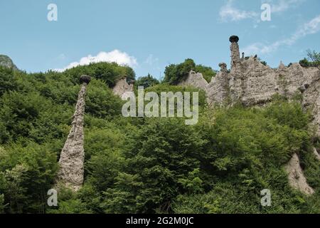 Pyramides de la zone formations rocheuses, également connues sous le nom de cheminées de fées, pyramides de la terre, Hoodoos Monument Rocks (Pyramides de craie) de la zone au lac Lombard (ISEO) Banque D'Images
