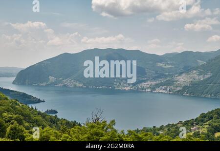 Pyramides de la zone formations rocheuses, également connues sous le nom de cheminées de fées, pyramides de la terre, Hoodoos Monument Rocks (Pyramides de craie) de la zone au lac Lombard (ISEO) Banque D'Images