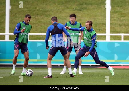 Ben White, Conor Coady, Harry Maguire et Harry Kane (gauche-droite) pendant la séance d'entraînement au parc St George, Burton Upon Trent. Date de la photo: Samedi 12 juin 2021. Banque D'Images