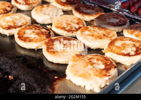 Vue sur les arépas grillés. Cuisine colombienne Banque D'Images