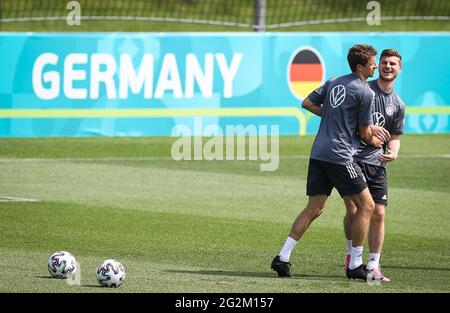 Herzogenaurach, Allemagne. 12 juin 2021. Football: Championnat d'Europe, équipe nationale, entraînement sur le terrain d'Adi Dassler. Timo Werner (r) et Thomas Müller se réchauffent. Credit: Christian Charisius/dpa/Alay Live News Banque D'Images