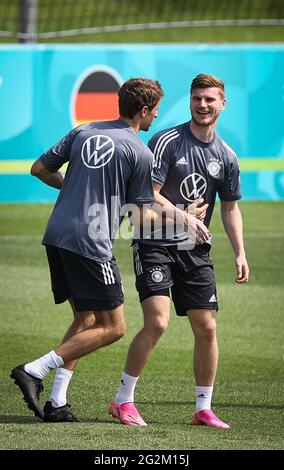 Herzogenaurach, Allemagne. 12 juin 2021. Football: Championnat d'Europe, équipe nationale, entraînement sur le terrain d'Adi Dassler. Timo Werner (r) et Thomas Müller se réchauffent. Credit: Christian Charisius/dpa/Alay Live News Banque D'Images