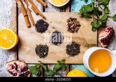 Assortiment de différentes variétés de thé vue d'en haut. Banque D'Images