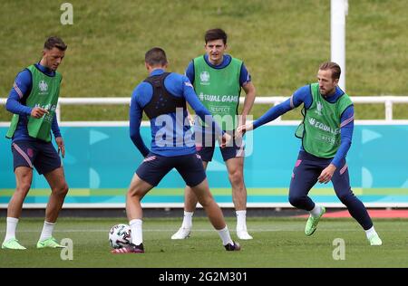 Ben White, Conor Coady, Harry Maguire et Harry Kane (gauche-droite) pendant la séance d'entraînement au parc St George, Burton Upon Trent. Date de la photo: Samedi 12 juin 2021. Banque D'Images