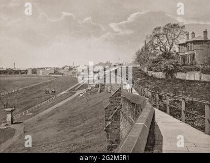 Vue de la fin du XIXe siècle sur l'hippodrome de Chester et le mur romain autour de la ville cathédrale de Cheshire, en Angleterre. Deva Victrix a été fondée comme un 'castrum' ou fort romain sous le règne de l'empereur Vespasien en 79 après J.-C. Les murs encerclent les limites de la ville médiévale et constituent les murs les plus complets de la ville en Grande-Bretagne. Banque D'Images