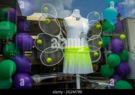 WIMBLEDON LONDRES 12 juin 2021. Les boutiques et restaurants de Wimbledon High Street sont décorés de thèmes de tennis avant le championnat de Wimbledon qui commence le 28 juin. Les dernières années, le tournoi Grand Chelem a été annulé en raison de la pandémie du coronavirus . Credit amer ghazzal/Alamy Live News Banque D'Images