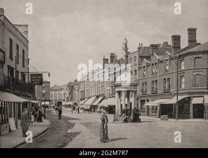 Vue de la fin du XIXe siècle sur le conduit de Chelmsford, ville et comté d'Essex, Angleterre. À une époque, il abritait la seule source d'eau douce de la ville, jusqu'à ce qu'il soit déplacé dans la High Street où il se trouvait à partir du 1857 t0 1940. Banque D'Images