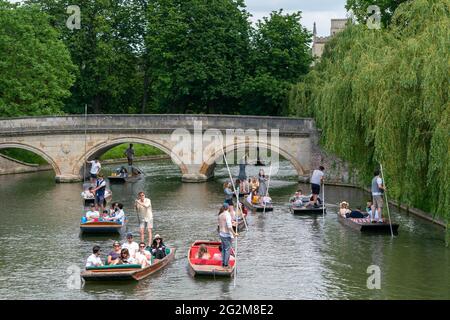 Les gens apprécient les visites guidées le long de la rivière Cam à Cambridge. Date de la photo: Samedi 12 juin 2021. Banque D'Images