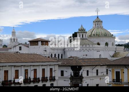 Equateur Quito - Plaza San Francisco colonial bâtiments vue sur le toit Banque D'Images