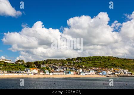 La ville de Lyme Regis vue de la Cobb sur la côte jurassique, Dorset, Royaume-Uni Banque D'Images