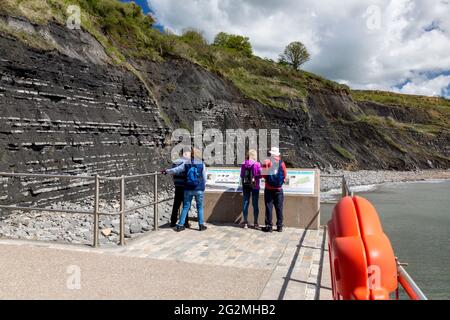 La nouvelle mer de défense à l'est de la ville de Lyme Regis sur la côte jurassique, Dorset, Royaume-Uni Banque D'Images