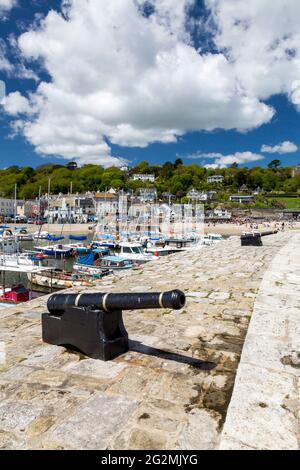 Deux des canons restaurés qui gardaient autrefois le port de Lyme Regis sur la côte jurassique, Dorset, Royaume-Uni Banque D'Images