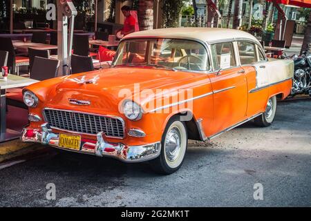 Miami, États-Unis - juillet 7 2012 : berline Chevrolet Bel Air 4 portes 1955 à Orange, série C 2400, deuxième génération. Banque D'Images