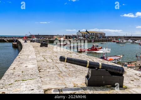 Deux des canons restaurés qui gardaient autrefois le port de Lyme Regis sur la côte jurassique, Dorset, Royaume-Uni Banque D'Images