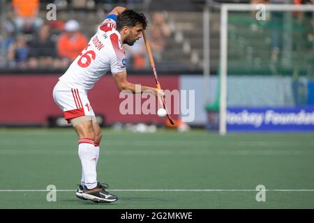 AMSTELVEEN, PAYS-BAS - JUIN 12 : Adam Dixon d'Angleterre lors du championnat européen de hockey les hommes se disputeront entre l'Angleterre et la Belgique au Wagener Stadion le 12 juin 2021 à Amstelveen, pays-Bas (photo de Gerrit van Keulen/Orange Pictures) Banque D'Images